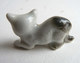 FEVE EN PORCELAINE ANCIENNE ALLEMANDE CHIEN BOULEDOGUE ACCROUPI  Marqué GERMANY - Animaux