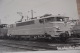 Photo La Vie Du Rail, Loco électriques BB 16021 Et BB 12000 Au Dépot De La Chapelle Le 28 Février 1959 .Format 24/30 - Eisenbahnen