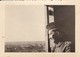 Foto Deutscher Soldat Am Fenster - Görlitz - 2. WK - 8*5,5cm (36956) - Guerre, Militaire