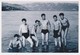 REPRINT -  Group Naked Trunks Mucular Guys Men In Shallow On Beach  Hommes Nus Sur La Plage, Mecs, Photo Reproduction - Persone