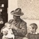 Atelier De Cordonnier Soldat Americain? Avec Un Bebe WWI Ancienne Photo 1914-1918 - War, Military