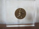 RÉCOMPENSE - TROPHÉE Incursion Médaille Bronze Diamètre 50 Mm  TENNIS Femme Dans Bloc Plexi Transparent - Autres & Non Classés