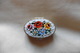 Boite à Pilules Ancienne Dorée Ovale En Micro-mosaique De Venise Italie Millefiori Blanc Motif Fleurs - Boîtes/Coffrets