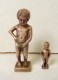 Pl. 420. Deux Anciens Mannekenpis En Laiton - Cuivres