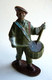 FIGURINE QUIRALU PLASTIQUE ARMEES MODERNES BERET MARRON SOCLE Marron TAMBOUR  60's Pas Starlux Clairet Cyrnos, - Army