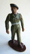 FIGURINE QUIRALU PLASTIQUE ARMEES MODERNES BERET Noir SOCLE Marron Officier Défilant 2  60's Pas Starlux Clairet Cyrnos - Militaires