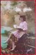 Cpa Photo PETITE FILLE Sur Un Banc, LIVRE D IMAGES  CUTE GIRL PINK DRESS READING BOOK EDITEUR SAPHIR - Scènes & Paysages