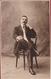 Oude Foto Fotokaart Photocard Studio Cabinet Photo Man Homme Moustache Sigar Cigar Smoking Costume Mode Fashion - Mode