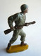 Figurine Guilbert ARMEE MODERNE SOLDAT  Fusil à La Hanche (2)  60's Pas Starlux Clairet Cyrnos, - Militaires