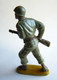 Figurine Guilbert ARMEE MODERNE SOLDAT  Fusil à La Hanche (3)  60's Pas Starlux Clairet Cyrnos, - Militaires