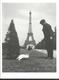 CPM Photo Robert Doisneau, Paris 1944 'lapin Au Champ De Mars' - Tour Eiffel, Animal, Promenade En Laisse, Homme - Doisneau