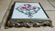 LES CHARDONS ROSES - DESSOUS DE PLAT EN FAÏENCE 25X4cm - Socle Métal Régule Style Louis XV - Céramique N°20 - Est (FRA)