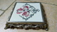 Delcampe - LES CHARDONS ROSES - DESSOUS DE PLAT EN FAÏENCE 25X4cm - Socle Métal Régule Style Louis XV - Céramique N°20 - Est (FRA)