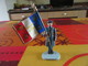 Figurine De 8 Cm En Fer     Poilu Avec Son Drapeau   République Française   23ERégiment D'Infanterie - Autres & Non Classés