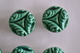 Lot 10 Boutons Vert En Faïence Des Année 1950 Ou Moins En Faïence De 22 Mm Decor Relief 3 Cornes En Triangle - Boutons