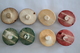 8 Boutons Anciens Periode 1950 En Céramique Decor Fleur 4 Couleurs Différentes, Diamètre 30 Mm - Boutons