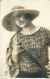 FEMME  A CHAPEAU  MODE En 1931 - Fashion