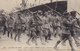 3 CPA Guerre De 1914 Soldats Anglais Escortant Plusieurs Prisonniers Allemands Le Roi D’Angleterre  Maisons En Flammes D - War 1914-18
