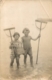 CARTE PHOTO DEUX ENFANTS BORD DE MER AVEC EPUISETTES - To Identify