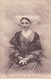 17. LA ROCHELLE. CPA . JEUNE FEMME EN COSTUME TYPE ROCHELAIS - La Rochelle