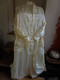 Delcampe - Vintage - Peignoir Robe De Chambre Longue Tissu Satiné Jaune Caroline Kessler Collection - Other & Unclassified