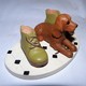 ADORABLE STATUETTE FIGURINE JOLI CHIEN RESINE BEBE COCKER ENTRE DES CHAUSSURES   Tbe - Chiens