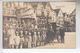 RT13.903  OISE. BEAUVAIS.CARTE PHOTO CHAR DE CARNAVAL AVEC HUTTE DE PAILLE.GROUPE  D'ENFANTS DEVANT MAGASIN DE VETEMENTS - Beauvais