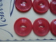 Vintage - Petit Lot De 24 Boutons Rouge En Plastique Années 50 - Botones