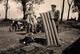 Photo Originale Motocyclisme Et Tourisme - Les Campeurs à Moto & Motard Au Gonflage De Matelas Au Camping Vers 1940/50 - Cyclisme