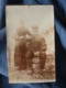 Petite Photo  Couple De Paysans Dans Un Champ  Sabots En Bois  Année 1910-20- L402 - Personnes Anonymes