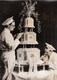 PHOTO ORIGINALE (  13x18) L LONDRES Avant Le Marige De La Princesse Alexandra Des Patissiers Mettent La Main Au Gateau - Famous People