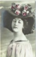 Fantaisie. Femme Et Grand Chapeau Avec Fleurs. - Femmes