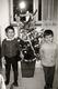 Photo Originale Portrait De Gamins Rieurs Posant Avec Leur Sapin De Noël En 1966 - Personnes Anonymes