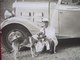 65 - LOURDES - CARTE PHOTO - " AUTOCAR S. L. A . LOURDES - CHIEN POUR LA POSE...."  RARE " - - Capbreton