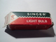 VIEILLE AMPOULE SINGER DANS SA BOITE. LIGHT BULB PHILIPS 125 / 130 V 15 W. - Autres & Non Classés