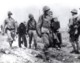 Japon Okinawa Marines Americains Protegeant Un Vieillard Ancienne Photo 1945 - War, Military