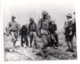 Japon Okinawa Marines Americains Protegeant Un Vieillard Ancienne Photo 1945 - War, Military