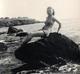 Photo Originale Pin-Up Sexy Posant Sur Un Rocher Façon Petite Sirène Du Côté De Tharon-Plage Vers 1940/50 - Pin-Ups