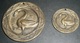 Lot De 2 Rares Plaques De Serrure ?? Médaille Bronze, Décor Cygne, Anne De Bretagne Claude De France - Autres & Non Classés