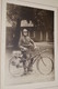 Ancienne Grande Photo (poilu ,guerre 14-18 ? )Soldat Armé En Vélo,photographe Arthur Henrion Stembert,27 Cm./21 Cm. - Guerre, Militaire