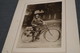 Ancienne Grande Photo (poilu ,guerre 14-18 ? )Soldat Armé En Vélo,photographe Arthur Henrion Stembert,27 Cm./21 Cm. - Guerre, Militaire