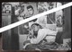 BELLA FOTO PRIVATA ORIGINALE ANNI 50 CON POSTER DI ELVIS PRESLEY (cm 10,5 X 7,5) - Afiches