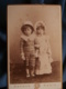 Photo Format Cabinet Dagron à Paris - Couple Jeunes Enfants Costumés Circa 1890 L415 - Anciennes (Av. 1900)