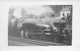 ¤¤  -   Carte-Photo D'une Locomotive Du Réseau Ouest En Gare  -  Train , Chemin De Fer  -  Cheminots  -  ¤¤ - Trains