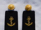 Delcampe - TRES BEAUX ANCIENS MANCHONS CONTRE AMIRAL  MARINE NATIONALE + 2 BOUTONS. - Uniformes