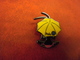 GRAND PIN'S AUTOMOBILE VOLKSWAGEN POLO - Femme Sous Parasol @ 30 Mm X 22 Mm - Volkswagen