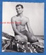 Photo Ancienne Snapshot - Portrait D'un Garçon Torse Nu Sur La Plage - Pose Boy Semi Nude Homme Man - Non Classés