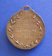 Médaille En Métal Jaune - École Ménagère Pour Orphelins De Guerre - École Uruguay France à Avon - Professionnels / De Société