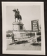 INEDIT MONTEREAU FAULT YONNE - OCCUPATION - UN SOLDAT ALLEMAND DEVANT LA STATUE DE NAPOLEON TOUCHEE PAR LES TIRS - 1940 - Montereau