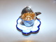 Miniature Tasse Avec Sa Soucoupe En Forme De Fleur Or Sur Fond Blanc Liseré Bleu - Altri & Non Classificati